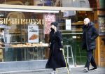 Amsterdam 16 februari 2026
Johnny Heitinga en zijn vrouw charlotte Heitinga ( op krukken) doen boodschappen bijm Zara Home