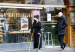 Amsterdam 16 februari 2026
Johnny Heitinga en zijn vrouw charlotte Heitinga ( op krukken) doen boodschappen bijm Zara Home