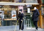 Amsterdam 16 februari 2026
Johnny Heitinga en zijn vrouw charlotte Heitinga ( op krukken) doen boodschappen bijm Zara Home