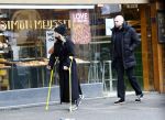 Amsterdam 16 februari 2026
Johnny Heitinga en zijn vrouw charlotte Heitinga ( op krukken) doen boodschappen bijm Zara Home