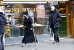 Amsterdam 16 februari 2026
Johnny Heitinga en zijn vrouw charlotte Heitinga ( op krukken) doen boodschappen bijm Zara Home