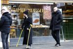 Amsterdam 16 februari 2026
Johnny Heitinga en zijn vrouw charlotte Heitinga ( op krukken) doen boodschappen bijm Zara Home