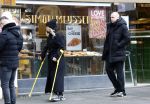 Amsterdam 16 februari 2026
Johnny Heitinga en zijn vrouw charlotte Heitinga ( op krukken) doen boodschappen bijm Zara Home
