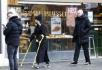 Amsterdam 16 februari 2026
Johnny Heitinga en zijn vrouw charlotte Heitinga ( op krukken) doen boodschappen bijm Zara Home