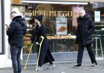 Amsterdam 16 februari 2026
Johnny Heitinga en zijn vrouw charlotte Heitinga ( op krukken) doen boodschappen bijm Zara Home