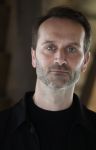 Amsterdam 30 januari 2026
Buiten gewone gezinnen, het nieuwe boek van acteur, columnist en podcastmaker Diego Gonzalez-Clark is vandaag gepresenteerd. Chantal Janzen ontving het eerste boek . Joris Ruys