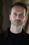 Amsterdam 30 januari 2026
Buiten gewone gezinnen, het nieuwe boek van acteur, columnist en podcastmaker Diego Gonzalez-Clark is vandaag gepresenteerd. Chantal Janzen ontving het eerste boek . Joris Ruys