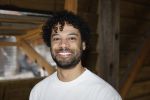 Amsterdam 30 januari 2026
Buiten gewone gezinnen, het nieuwe boek van acteur, columnist en podcastmaker Diego Gonzalez-Clark is vandaag gepresenteerd. Chantal Janzen ontving het eerste boek . Kiefer Zwart