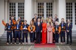 Den Haag 24 Februari 2026
De Olympische medaillewinnaars op bezoek bij de Koninklijke Familie
Vlnr:

Friso Emons

Teun Boer

Jens v t Wout

Itzhak de Laat

Melle v t Wout

Antoinette Rijpma-de Jong

Femke Kok

Jenning de Boo

Koning Willem Alexander

Marijke Groenewoud

Koningin Maxima

Jutta Leerdam

Prinses Amalia

Joy Beune

Merel Conijn

Kjeld Nuis

Xandra Velzeboer

Jorrit Bergsma