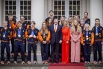 Den Haag 24 Februari 2026
De Olympische medaillewinnaars op bezoek bij de Koninklijke Familie
Vlnr:

Friso Emons

Teun Boer

Jens v t Wout

Itzhak de Laat

Melle v t Wout

Antoinette Rijpma-de Jong

Femke Kok

Jenning de Boo

Koning Willem Alexander

Marijke Groenewoud

Koningin Maxima

Jutta Leerdam

Prinses Amalia

Joy Beune

Merel Conijn

Kjeld Nuis

Xandra Velzeboer

Jorrit Bergsma