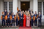 Den Haag 24 Februari 2026
De Olympische medaillewinnaars op bezoek bij de Koninklijke Familie
Vlnr:

Friso Emons

Teun Boer

Jens v t Wout

Itzhak de Laat

Melle v t Wout

Antoinette Rijpma-de Jong

Femke Kok

Jenning de Boo

Koning Willem Alexander

Marijke Groenewoud

Koningin Maxima

Jutta Leerdam

Prinses Amalia

Joy Beune

Merel Conijn

Kjeld Nuis

Xandra Velzeboer

Jorrit Bergsma