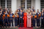 Den Haag 24 Februari 2026
De Olympische medaillewinnaars op bezoek bij de Koninklijke Familie
Vlnr:

Friso Emons

Teun Boer

Jens v t Wout

Itzhak de Laat

Melle v t Wout

Antoinette Rijpma-de Jong

Femke Kok

Jenning de Boo

Koning Willem Alexander

Marijke Groenewoud

Koningin Maxima

Jutta Leerdam

Prinses Amalia

Joy Beune

Merel Conijn

Kjeld Nuis

Xandra Velzeboer

Jorrit Bergsma