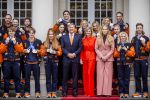 Den Haag 24 Februari 2026
De Olympische medaillewinnaars op bezoek bij de Koninklijke Familie
Vlnr:

Friso Emons

Teun Boer

Jens v t Wout

Itzhak de Laat

Melle v t Wout

Antoinette Rijpma-de Jong

Femke Kok

Jenning de Boo

Koning Willem Alexander

Marijke Groenewoud

Koningin Maxima

Jutta Leerdam

Prinses Amalia

Joy Beune

Merel Conijn

Kjeld Nuis

Xandra Velzeboer

Jorrit Bergsma
