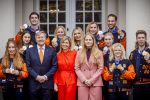 Den Haag 24 Februari 2026
De Olympische medaillewinnaars op bezoek bij de Koninklijke Familie
Vlnr:

Friso Emons

Teun Boer

Jens v t Wout

Itzhak de Laat

Melle v t Wout

Antoinette Rijpma-de Jong

Femke Kok

Jenning de Boo

Koning Willem Alexander

Marijke Groenewoud

Koningin Maxima

Jutta Leerdam

Prinses Amalia

Joy Beune

Merel Conijn

Kjeld Nuis

Xandra Velzeboer

Jorrit Bergsma
