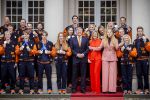 Den Haag 24 Februari 2026
De Olympische medaillewinnaars op bezoek bij de Koninklijke Familie
Vlnr:

Friso Emons

Teun Boer

Jens v t Wout

Itzhak de Laat

Melle v t Wout

Antoinette Rijpma-de Jong

Femke Kok

Jenning de Boo

Koning Willem Alexander

Marijke Groenewoud

Koningin Maxima

Jutta Leerdam

Prinses Amalia

Joy Beune

Merel Conijn

Kjeld Nuis

Xandra Velzeboer

Jorrit Bergsma