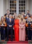 Den Haag 24 Februari 2026
De Olympische medaillewinnaars op bezoek bij de Koninklijke Familie
Vlnr:

Friso Emons

Teun Boer

Jens v t Wout

Itzhak de Laat

Melle v t Wout

Antoinette Rijpma-de Jong

Femke Kok

Jenning de Boo

Koning Willem Alexander

Marijke Groenewoud

Koningin Maxima

Jutta Leerdam

Prinses Amalia

Joy Beune

Merel Conijn

Kjeld Nuis

Xandra Velzeboer

Jorrit Bergsma