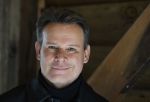 Amsterdam 30 januari 2026
Buiten gewone gezinnen, het nieuwe boek van acteur, columnist en podcastmaker Diego Gonzalez-Clark is vandaag gepresenteerd. Chantal Janzen ontving het eerste boek . Leco v Zadelhoff