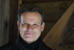 Amsterdam 30 januari 2026
Buiten gewone gezinnen, het nieuwe boek van acteur, columnist en podcastmaker Diego Gonzalez-Clark is vandaag gepresenteerd. Chantal Janzen ontving het eerste boek . Leco v Zadelhoff