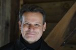 Amsterdam 30 januari 2026
Buiten gewone gezinnen, het nieuwe boek van acteur, columnist en podcastmaker Diego Gonzalez-Clark is vandaag gepresenteerd. Chantal Janzen ontving het eerste boek . Leco v Zadelhoff