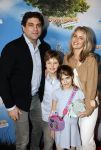 Amsterdam 31 januari 2026
Premiere Duivinder in het VUE  theater . Liza Sips kwam met haar man Ralph Manheim en hun kinderen 5