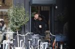 Amsterdam 20 februari 2026
Matthijs de Ligt en collega voetballer Dani de Wit drinken koffietje terwijl ze met de hond door Amsterdam zuid wandelen .