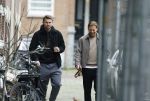 Amsterdam 20 februari 2026
Matthijs de Ligt en collega voetballer Dani de Wit drinken koffietje terwijl ze met de hond door Amsterdam zuid wandelen .