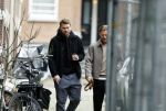 Amsterdam 20 februari 2026
Matthijs de Ligt en collega voetballer Dani de Wit drinken koffietje terwijl ze met de hond door Amsterdam zuid wandelen .