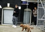 Amsterdam 20 februari 2026
Matthijs de Ligt en collega voetballer Dani de Wit drinken koffietje terwijl ze met de hond door Amsterdam zuid wandelen .