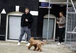 Amsterdam 20 februari 2026
Matthijs de Ligt en collega voetballer Dani de Wit drinken koffietje terwijl ze met de hond door Amsterdam zuid wandelen .