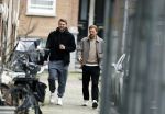 Amsterdam 20 februari 2026
Matthijs de Ligt en collega voetballer Dani de Wit drinken koffietje terwijl ze met de hond door Amsterdam zuid wandelen .