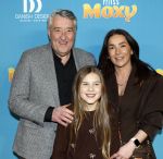 Amsterdam 24 januari 2026
Premiere Miss Molly in Tuschinski met in de cast oa Sarah Bannier (zwanger) en Carice v Houten . Robert v Beckhoven kwam met zijn dochter Manon en kleindochter