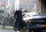 Amsterdam 24 januari 2026
Ruud de Wild met boodschappen bij zijn huis .