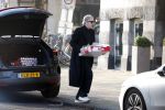 Amsterdam 24 januari 2026
Ruud de Wild met boodschappen bij zijn huis .