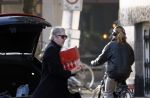 Amsterdam 24 januari 2026
Ruud de Wild met boodschappen bij zijn huis .
