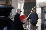 Amsterdam 24 januari 2026
Ruud de Wild met boodschappen bij zijn huis .