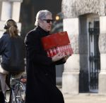 Amsterdam 24 januari 2026
Ruud de Wild met boodschappen bij zijn huis .