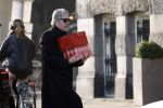 Amsterdam 24 januari 2026
Ruud de Wild met boodschappen bij zijn huis .