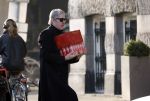 Amsterdam 24 januari 2026
Ruud de Wild met boodschappen bij zijn huis .