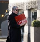Amsterdam 24 januari 2026
Ruud de Wild met boodschappen bij zijn huis .