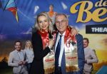 Tilburg 29 januari 2026
Premiere de Bevers in de schouwburg van Tilburg . John de Bever en Kees de Bever geven een voorstelling met oa Bas Muijs Adje v Bavel en Mariska v Kolck. Sabine Vas Nunes ( vrouw Bas Muijs) kwam met beste vriend Bas en zijn ouders