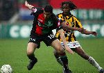 Nijmegen, 3 Mei 2006 Wedstrijd in de Play offs 2e wedstrijd NEC-Vitesse, eindstand 1-1 Seizoen 2005/2006
Youssof Hersi in duel met Tininho
© foto Edwin van Zandvoort