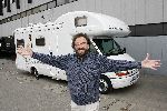 Rotterdam 28 april 2006
Nacht van Oranje in Ahoy.
Arie Ribbens gaat naar zijn optredens in een camper