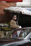 Amsterdam 15 april 2006
Barry Hay doet boodchappen op de cornelis schuytstraat en kijkt  het bonnetje na of hij niet teveel betaald heeft