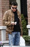Amsterdam 15 april 2006
Barry Hay doet boodchappen op de cornelis schuytstraat en kijkt  het bonnetje na of hij niet teveel betaald heeft
