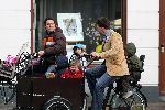 Amsterdam 6 april 2006
Beau v Erven Dorens brengt een dag nadat hij te horen heeft gekregen dat NSE stopt met de bakfiets zijn kinderen naar school
