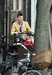 Amsterdam 6 april 2006
Beau v Erven Dorens brengt een dag nadat hij te horen heeft gekregen dat NSE stopt met de bakfiets zijn kinderen naar school.
