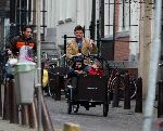 Amsterdam 6 april 2006
Beau v Erven Dorens brengt een dag nadat hij te horen heeft gekregen dat NSE stopt met de bakfiets zijn kinderen naar school.