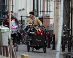 Amsterdam 6 april 2006
Beau v Erven Dorens brengt een dag nadat hij te horen heeft gekregen dat NSE stopt met de bakfiets zijn kinderen naar school