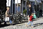 Amsterdam 14 april 2006
Berdien Stenberg met man en zoontje winkelend op de pc hooftstraat