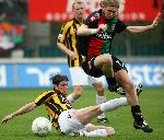 Nijmegen, 3 Mei 2006 Wedstrijd in de Play offs 2e wedstrijd NEC-Vitesse, eindstand 1-1 Seizoen 2005/2006
Bjorn v d Doelen in duel met Richard Knopper
© foto Edwin van Zandvoort